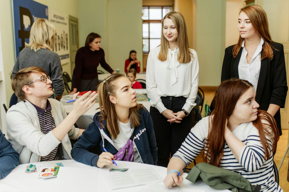 Расскажи подростку. Подросток рассказывает. Проект подросток рассказывает. Подросток рассказывает фото. Школа семейных финансов.